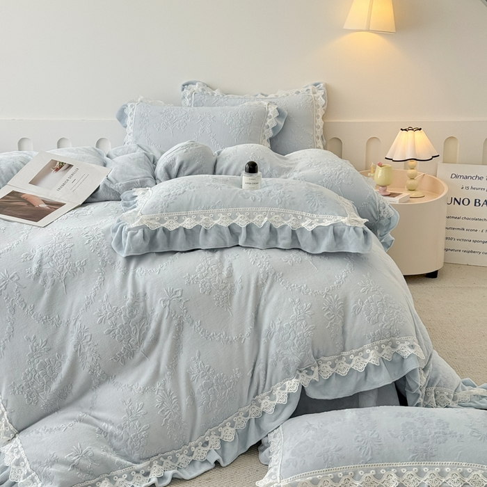 91家纺网 家纺一手货源 找家纺 锦格家纺 2024新款A类高克重牛奶绒四件套苏枚雅【天蓝】