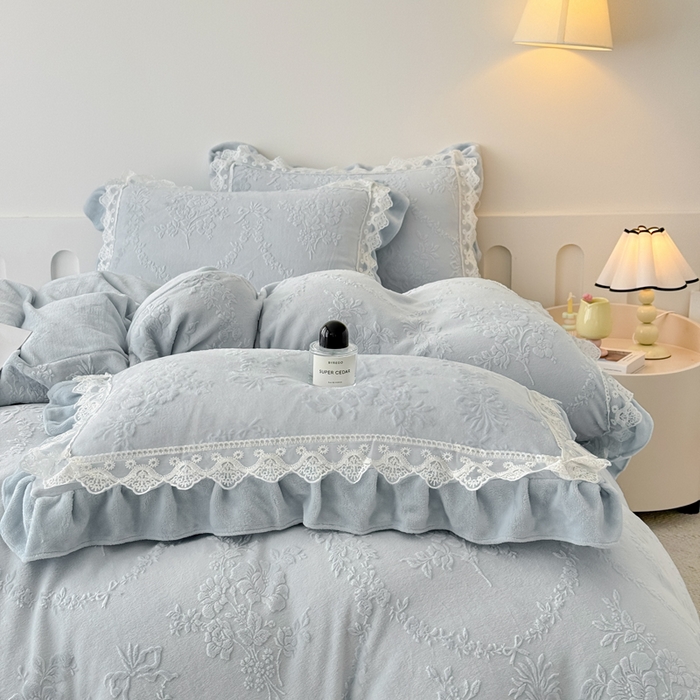 91家纺网 家纺一手货源 找家纺 锦格家纺 2024新款A类高克重牛奶绒四件套苏枚雅【天蓝】