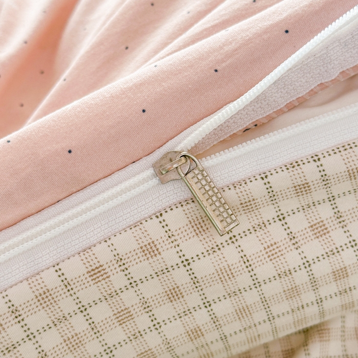 91家纺网 家纺一手货源 找家纺 麦乐迪 2025新款棉感睡眠水洗云感棉四件套 格纹粉猫