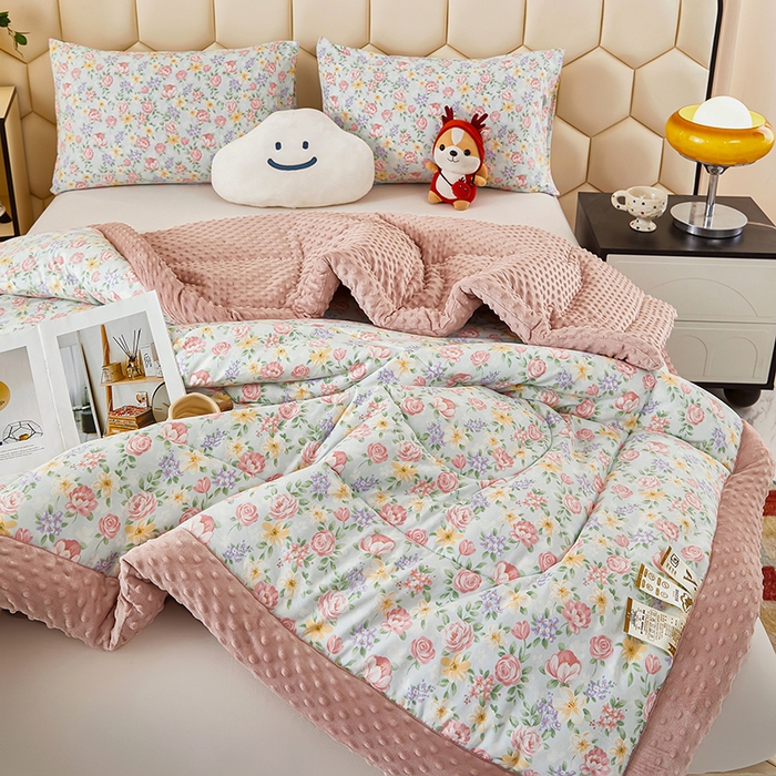 91家纺网 家纺一手货源 找家纺 蔻之羽 （全年现货）2026年新款豆豆被春秋被夏被加厚冬被空调被四季绒被子 春风里