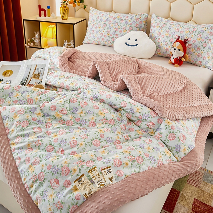 91家纺网 家纺一手货源 找家纺 蔻之羽 （全年现货）2026年新款豆豆被春秋被夏被加厚冬被空调被四季绒被子 春风里