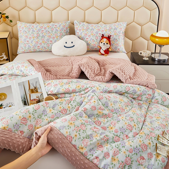 91家纺网 家纺一手货源 找家纺 蔻之羽 （全年现货）2026年新款豆豆被春秋被夏被加厚冬被空调被四季绒被子 春风里