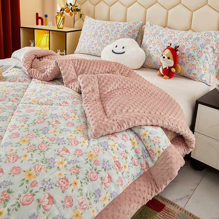 91家纺网 家纺一手货源 找家纺 蔻之羽 （全年现货）2026年新款豆豆被春秋被夏被加厚冬被空调被四季绒被子 春风里