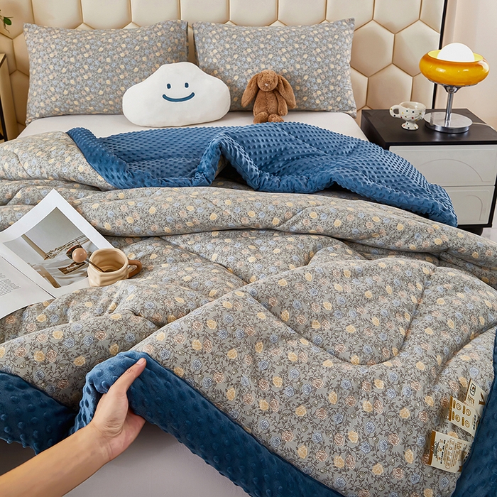 91家纺网 家纺一手货源 找家纺 蔻之羽 （全年现货）2026年新款豆豆被春秋被夏被加厚冬被空调被四季绒被子 碎花漫野