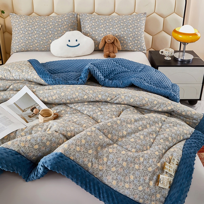 91家纺网 家纺一手货源 找家纺 蔻之羽 （全年现货）2026年新款豆豆被春秋被夏被加厚冬被空调被四季绒被子 碎花漫野