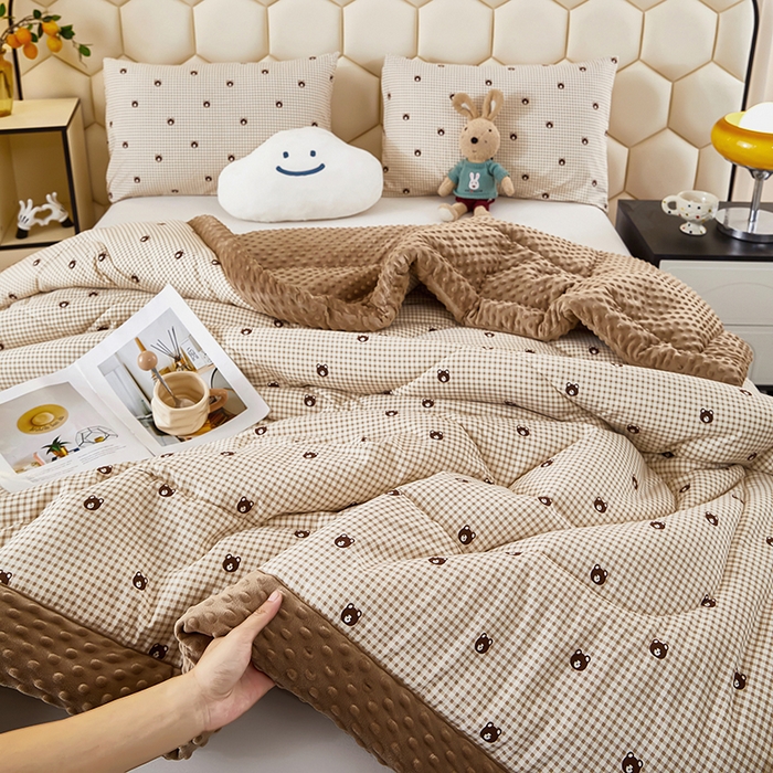 91家纺网 家纺一手货源 找家纺 蔻之羽 （全年现货）2026年新款豆豆被春秋被夏被加厚冬被空调被四季绒被子 棋盘小熊