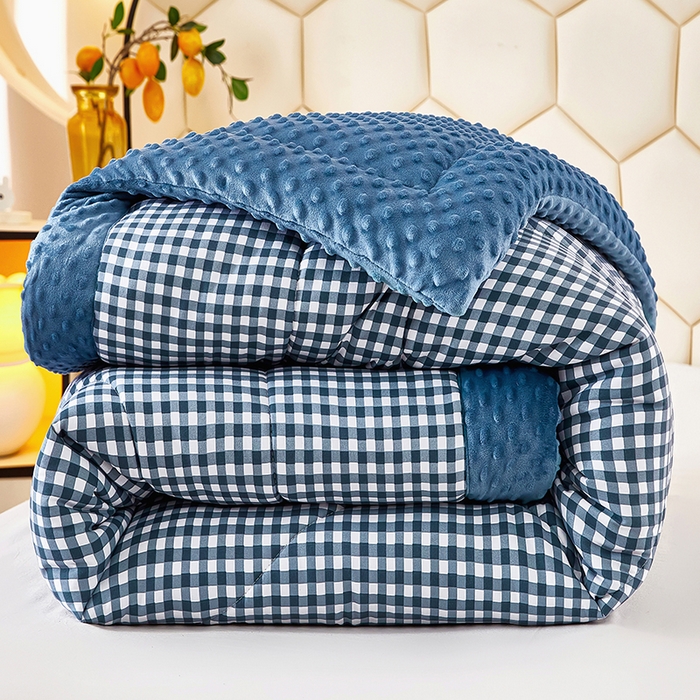 91家纺网 家纺一手货源 找家纺 蔻之羽 （全年现货）2026年新款豆豆被春秋被夏被加厚冬被空调被四季绒被子 简格蓝