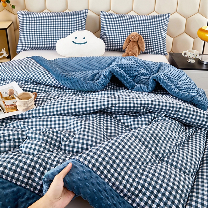 91家纺网 家纺一手货源 找家纺 蔻之羽 （全年现货）2026年新款豆豆被春秋被夏被加厚冬被空调被四季绒被子 简格蓝