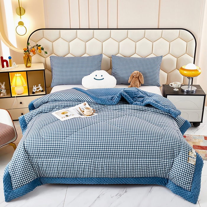 91家纺网 家纺一手货源 找家纺 蔻之羽 （全年现货）2026年新款豆豆被春秋被夏被加厚冬被空调被四季绒被子 简格蓝