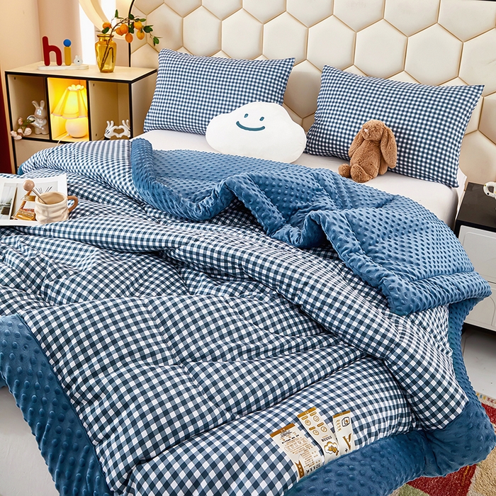 91家纺网 家纺一手货源 找家纺 蔻之羽 （全年现货）2026年新款豆豆被春秋被夏被加厚冬被空调被四季绒被子 简格蓝