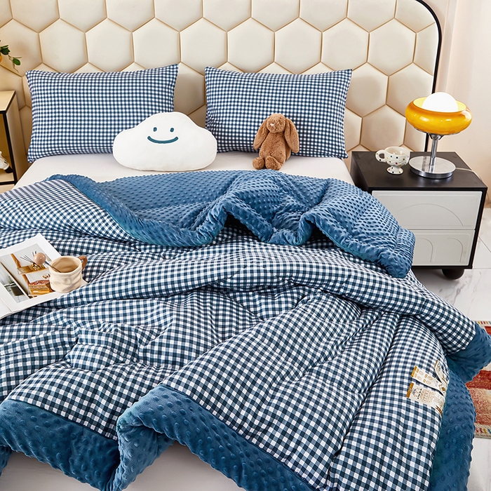 91家纺网 家纺一手货源 找家纺 蔻之羽 （全年现货）2026年新款豆豆被春秋被夏被加厚冬被空调被四季绒被子 简格蓝