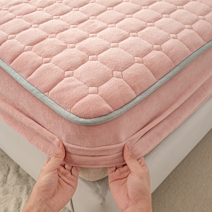 91家纺网 家纺一手货源 找家纺 女子家纺 2025新款加厚牛奶绒学生宿舍夹棉床笠 豆沙