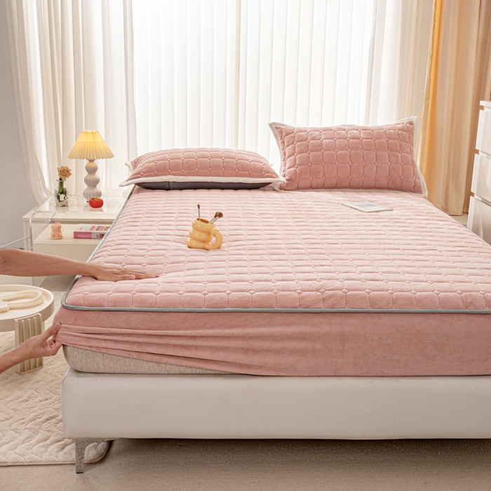 91家纺网 家纺一手货源 找家纺 女子家纺 2025新款加厚牛奶绒学生宿舍夹棉床笠 豆沙