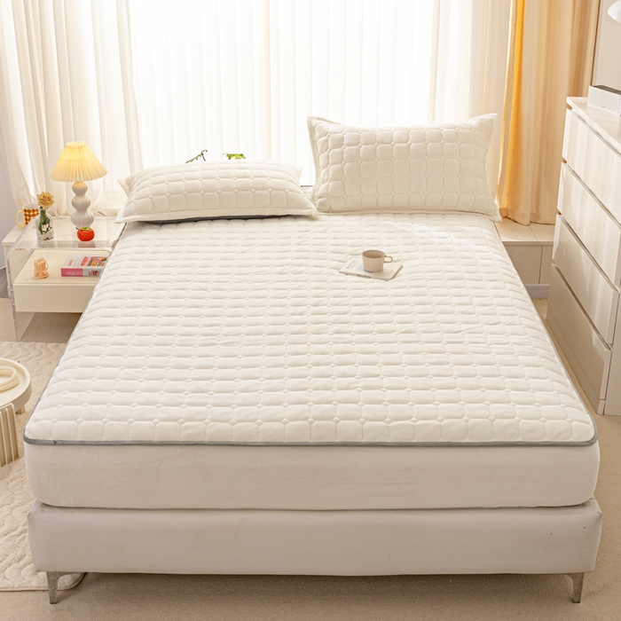 91家纺网 家纺一手货源 找家纺 女子家纺 2025新款加厚牛奶绒学生宿舍夹棉床笠 米白