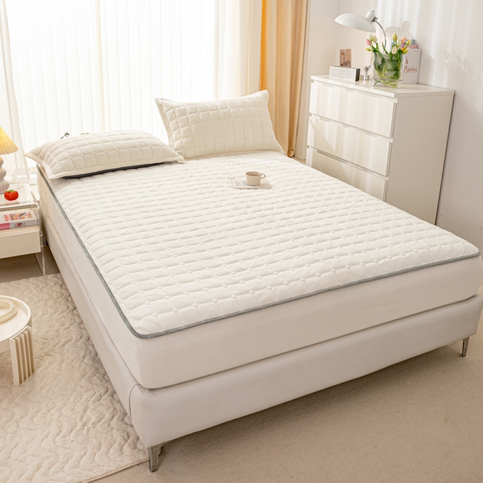 91家纺网 家纺一手货源 找家纺 女子家纺 2025新款加厚牛奶绒学生宿舍夹棉床笠 米白