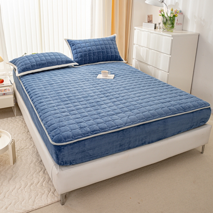 91家纺网 家纺一手货源 找家纺 女子家纺 2025新款加厚牛奶绒学生宿舍夹棉床笠 墨蓝