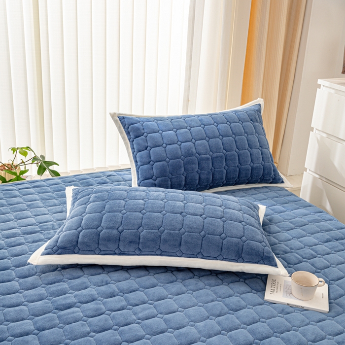 91家纺网 家纺一手货源 找家纺 女子家纺 2025新款加厚牛奶绒学生宿舍夹棉床笠 墨蓝