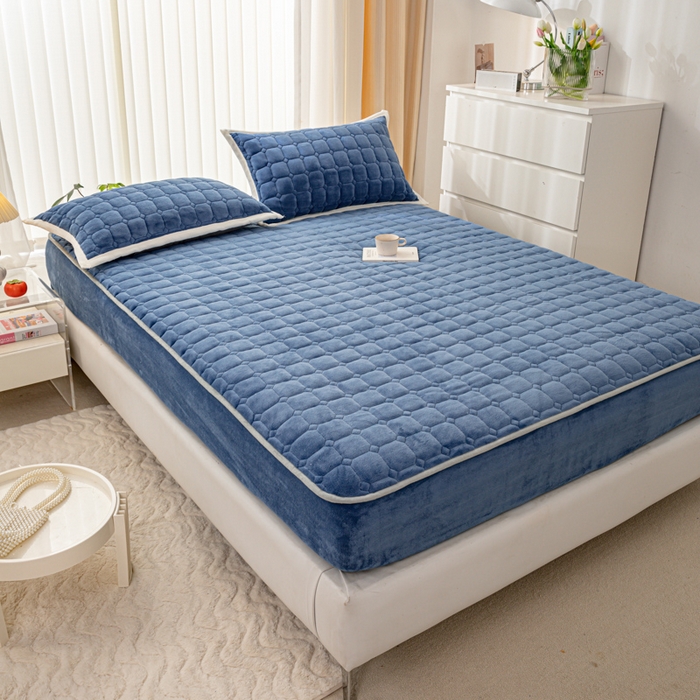 91家纺网 家纺一手货源 找家纺 女子家纺 2025新款加厚牛奶绒学生宿舍夹棉床笠 墨蓝