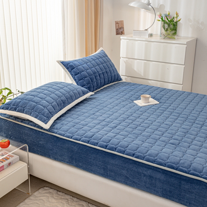 91家纺网 家纺一手货源 找家纺 女子家纺 2025新款加厚牛奶绒学生宿舍夹棉床笠 墨蓝