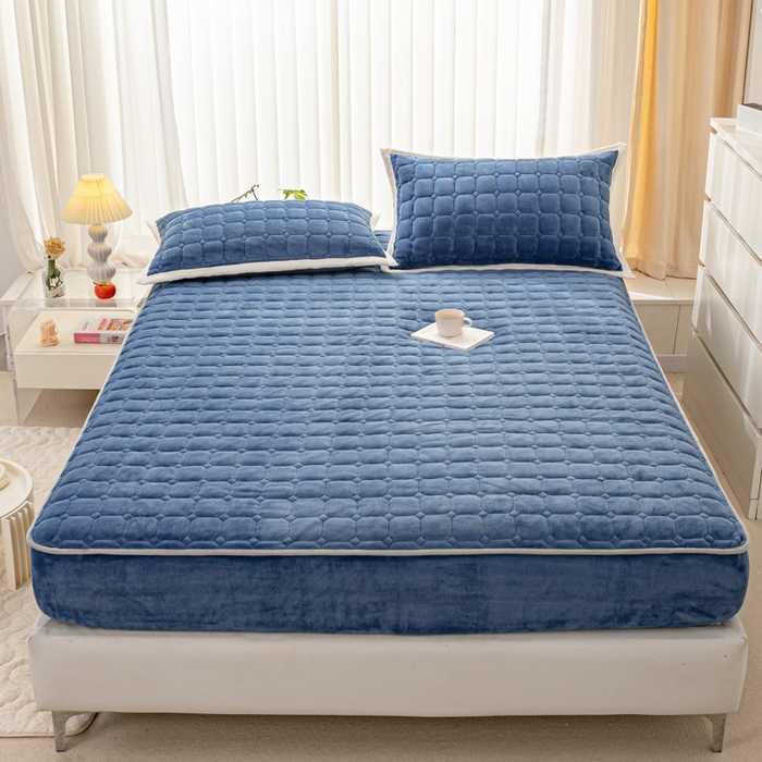 91家纺网 家纺一手货源 找家纺 女子家纺 2025新款加厚牛奶绒学生宿舍夹棉床笠 墨蓝