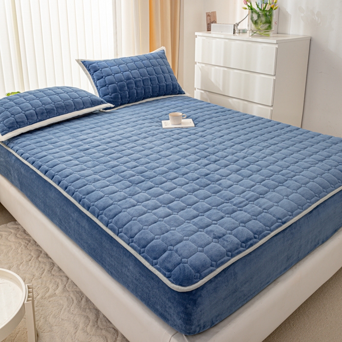 91家纺网 家纺一手货源 找家纺 女子家纺 2025新款加厚牛奶绒学生宿舍夹棉床笠 墨蓝