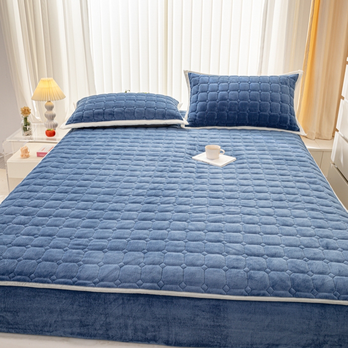 91家纺网 家纺一手货源 找家纺 女子家纺 2025新款加厚牛奶绒学生宿舍夹棉床笠 墨蓝