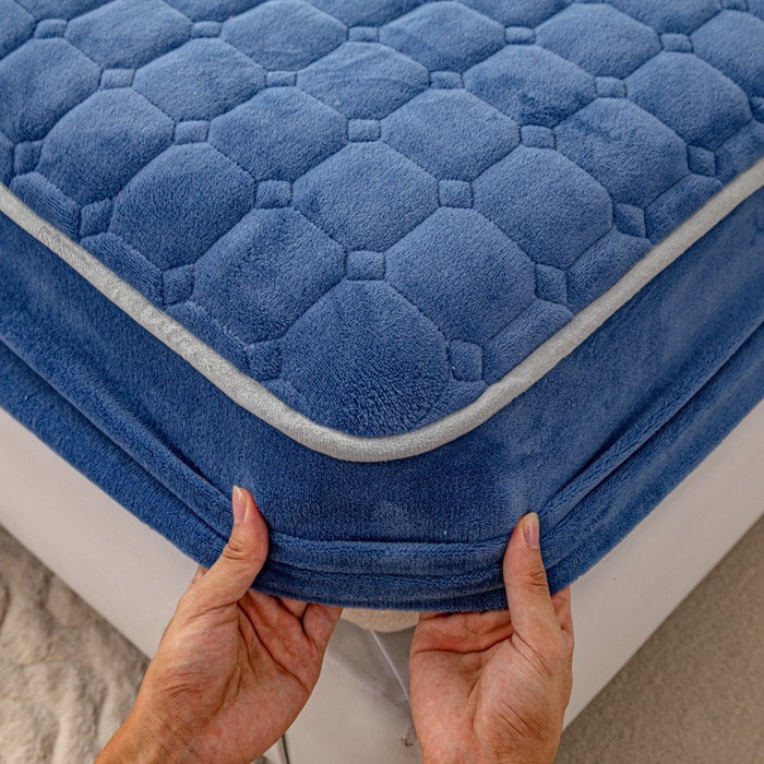 91家纺网 家纺一手货源 找家纺 女子家纺 2025新款加厚牛奶绒学生宿舍夹棉床笠 墨蓝