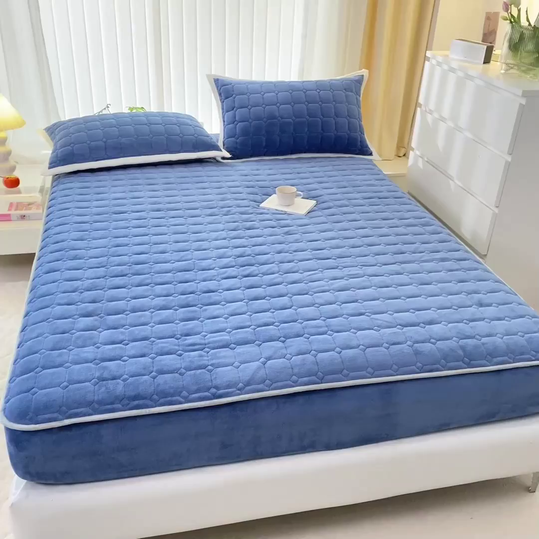 91家纺网 家纺一手货源 找家纺 女子家纺 2025新款加厚牛奶绒学生宿舍夹棉床笠 墨蓝