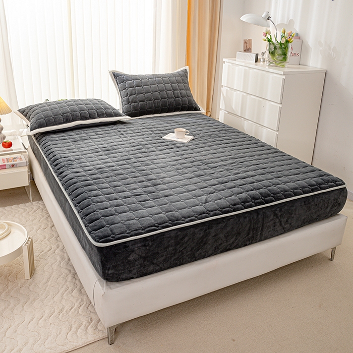 91家纺网 家纺一手货源 找家纺 女子家纺 2025新款加厚牛奶绒学生宿舍夹棉床笠 深灰