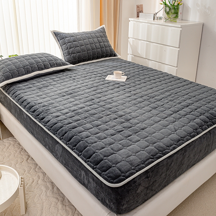 91家纺网 家纺一手货源 找家纺 女子家纺 2025新款加厚牛奶绒学生宿舍夹棉床笠 深灰