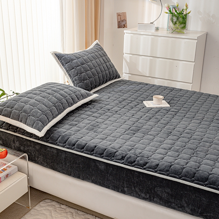 91家纺网 家纺一手货源 找家纺 女子家纺 2025新款加厚牛奶绒学生宿舍夹棉床笠 深灰