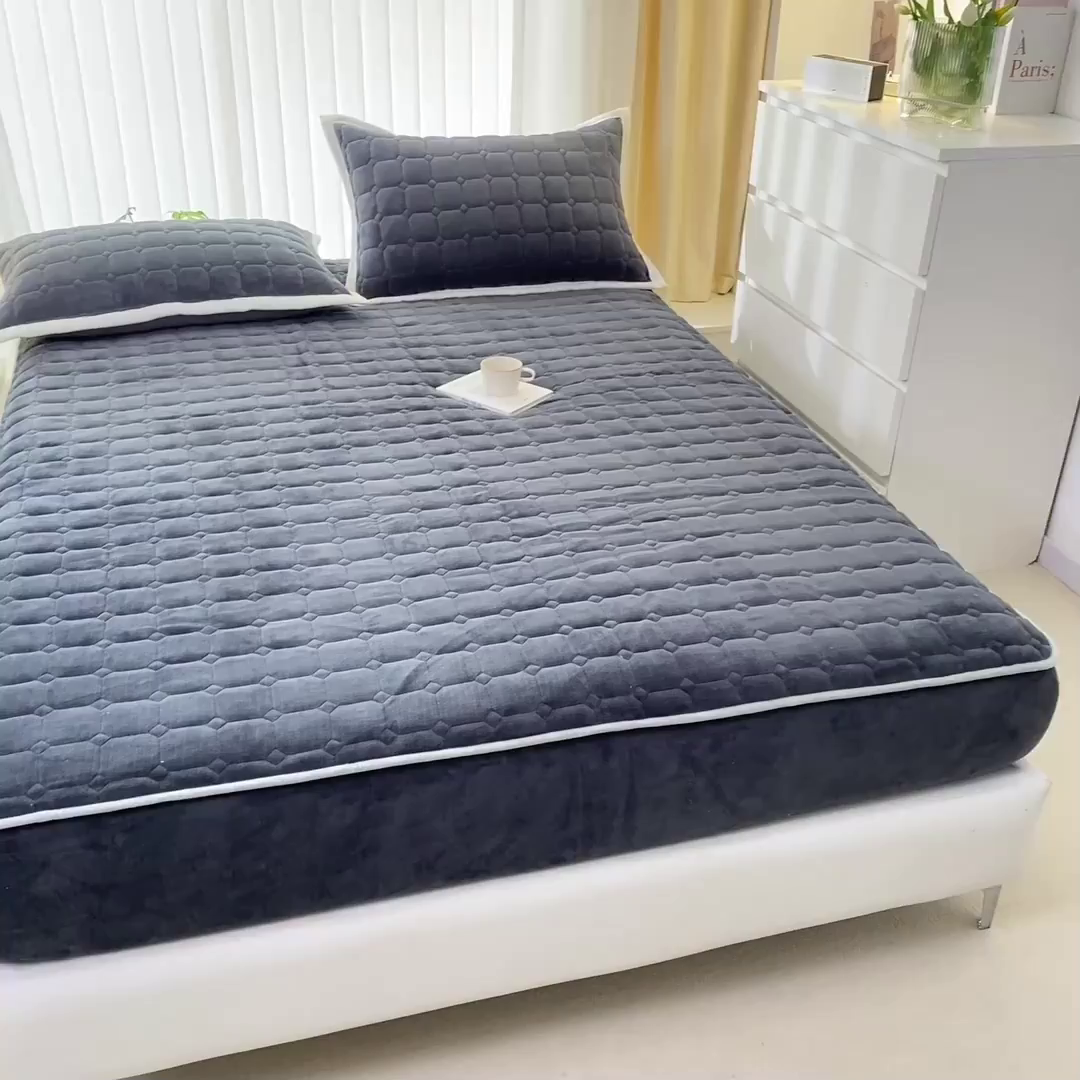 91家纺网 家纺一手货源 找家纺 女子家纺 2025新款加厚牛奶绒学生宿舍夹棉床笠 深灰