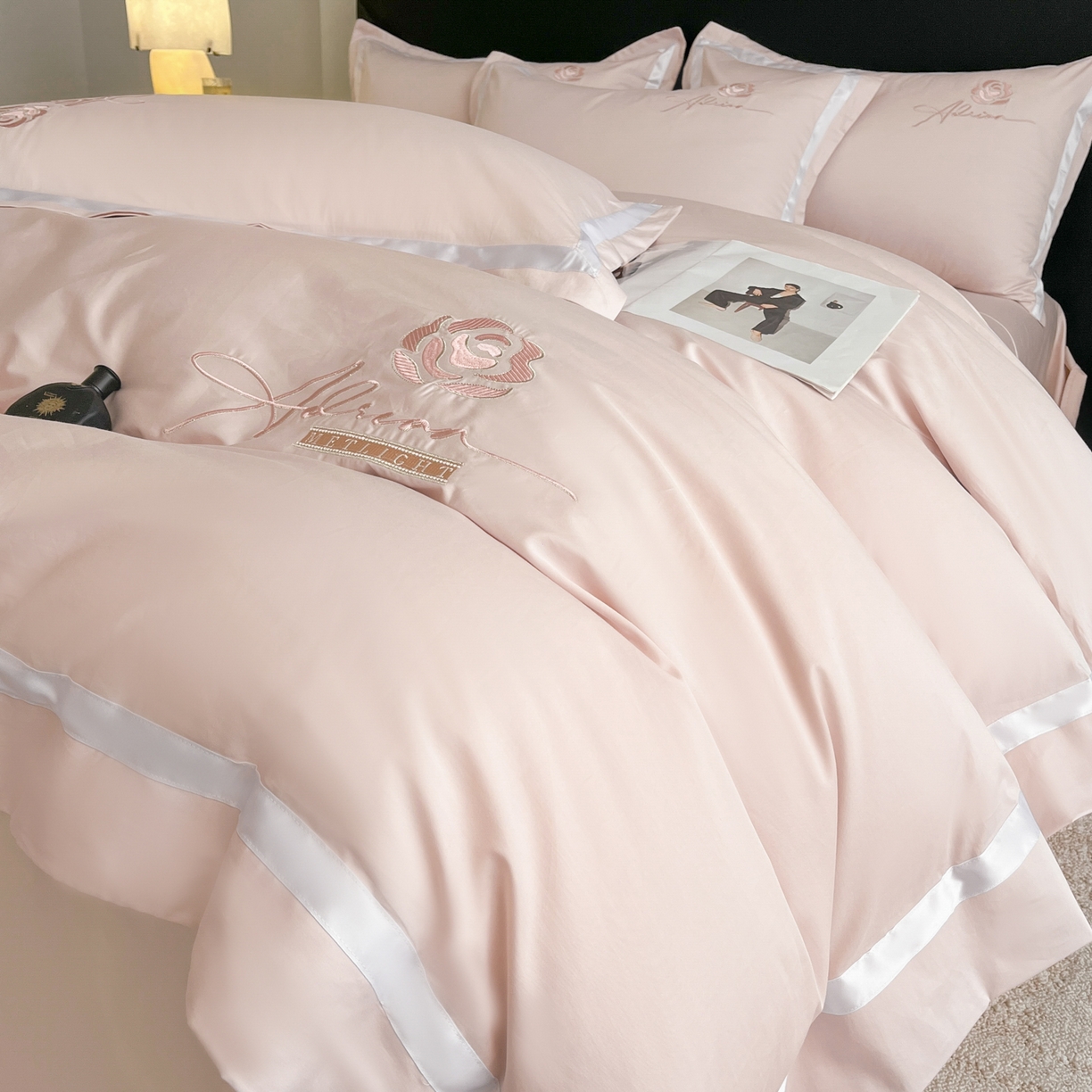 91家纺网 家纺一手货源 找家纺 新方向 2026新款刺绣全棉100s贡缎长绒棉四件套-茶花开了 茶花开了-蔷薇粉