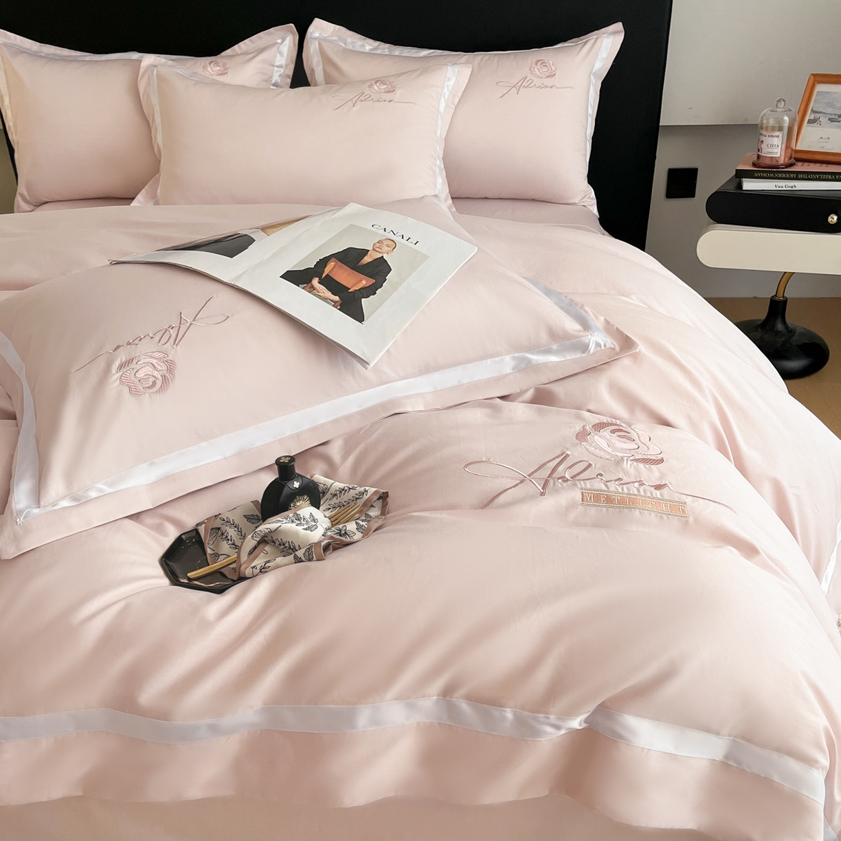 91家纺网 家纺一手货源 找家纺 新方向 2026新款刺绣全棉100s贡缎长绒棉四件套-茶花开了 茶花开了-蔷薇粉