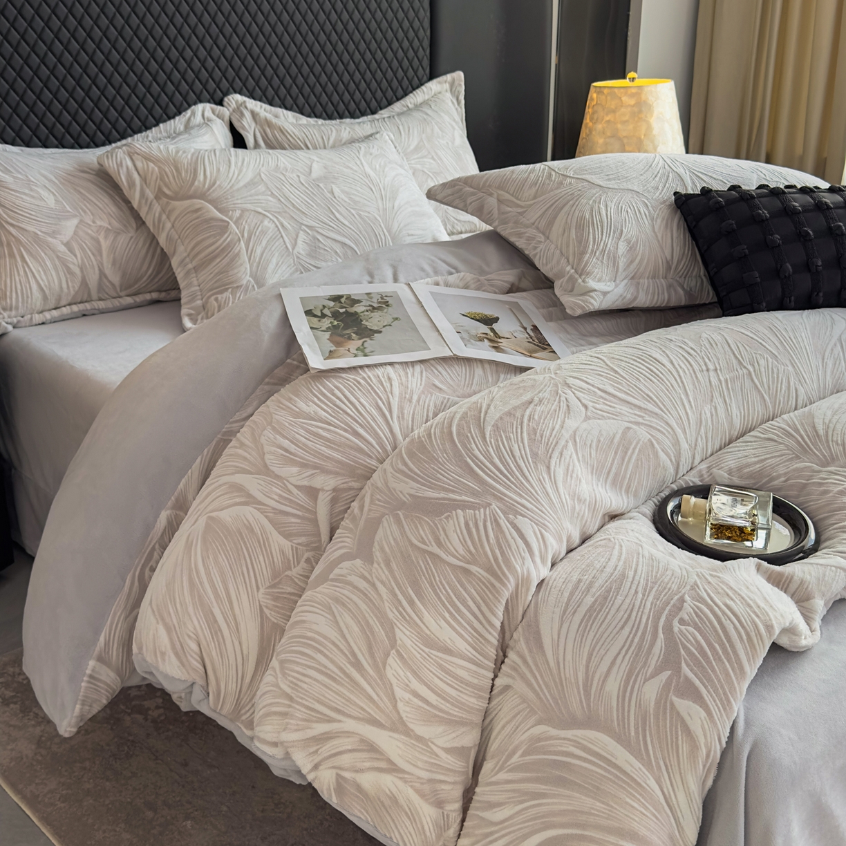 女子家纺 2025新款高克重牛奶绒立体烂花四件套 叶叶私语-灰