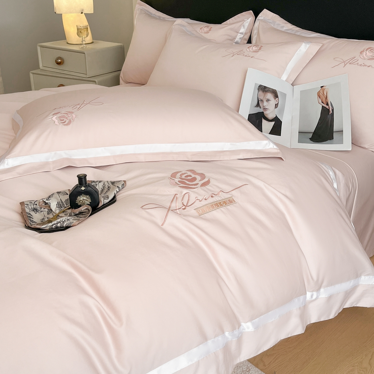 91家纺网 家纺一手货源 找家纺 新方向 2026新款刺绣全棉100s贡缎长绒棉四件套-茶花开了 茶花开了-蔷薇粉