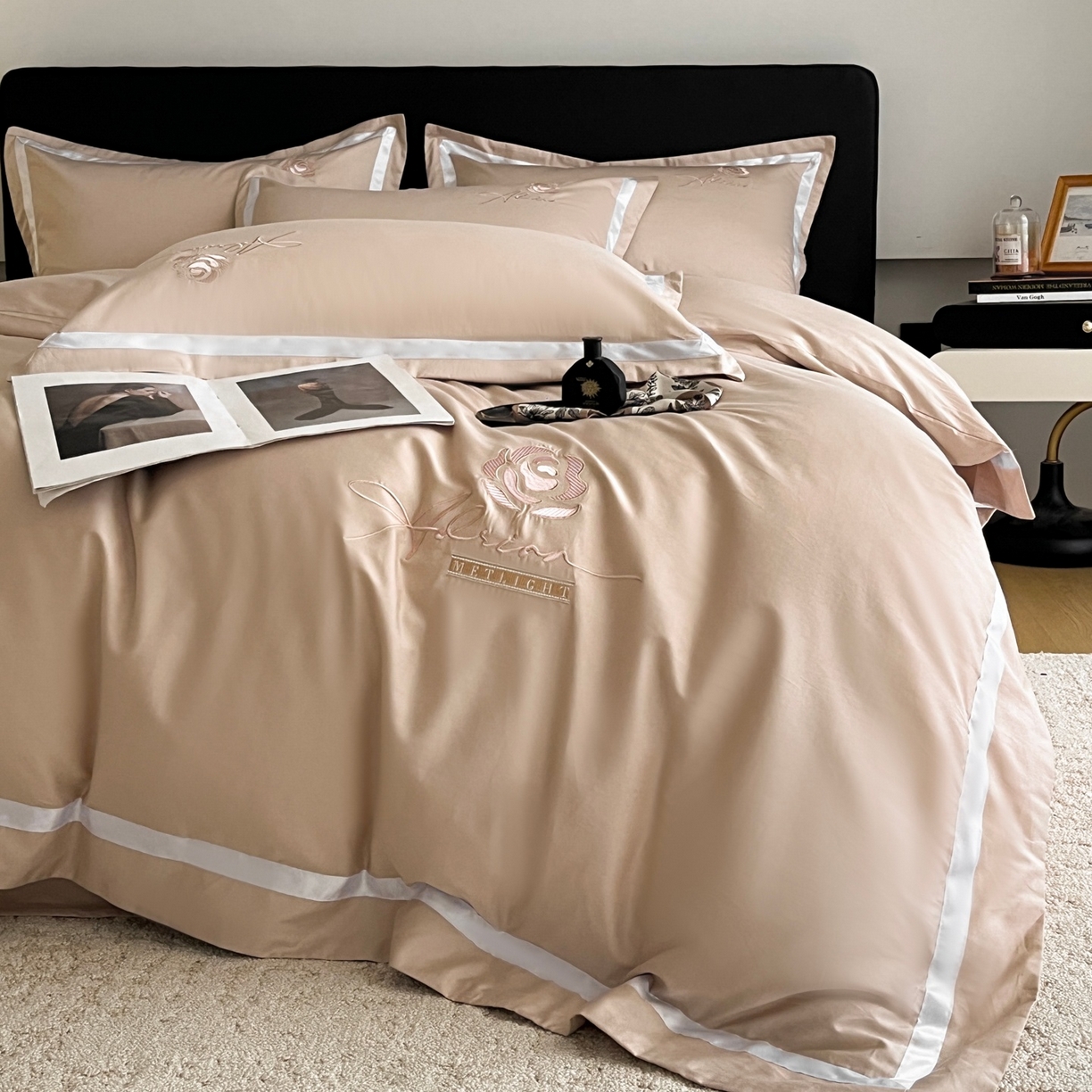 91家纺网 家纺一手货源 找家纺 新方向 2026新款刺绣全棉100s贡缎长绒棉四件套-茶花开了 茶花开了-香槟