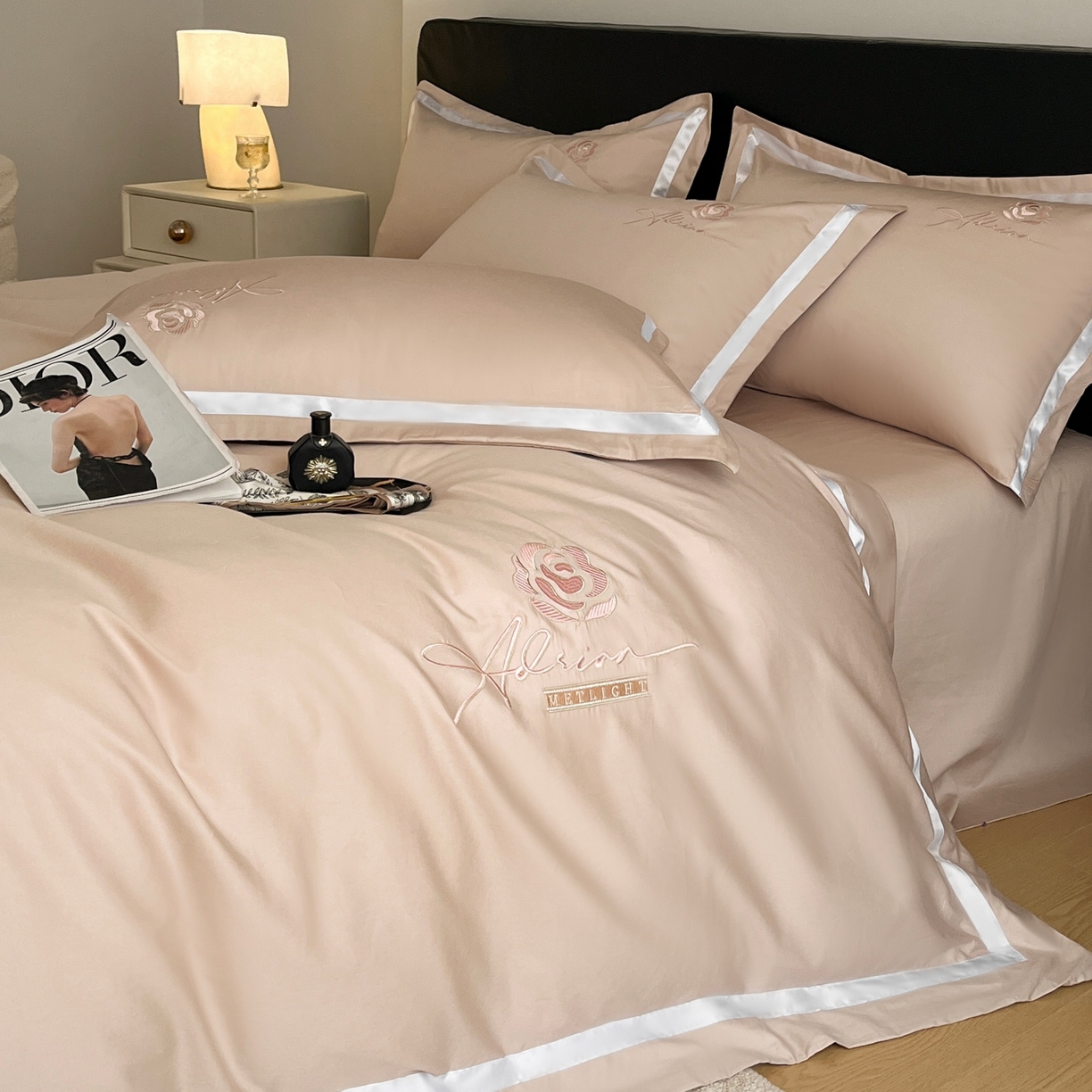 91家纺网 家纺一手货源 找家纺 新方向 2026新款刺绣全棉100s贡缎长绒棉四件套-茶花开了 茶花开了-香槟