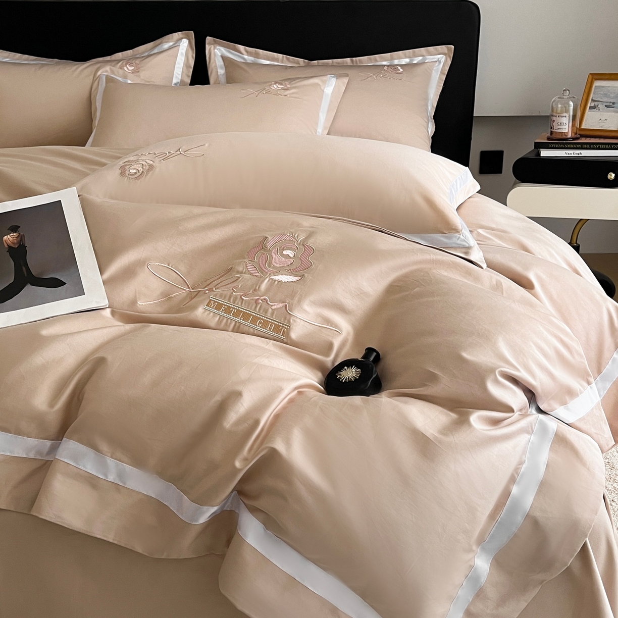 91家纺网 家纺一手货源 找家纺 新方向 2026新款刺绣全棉100s贡缎长绒棉四件套-茶花开了 茶花开了-香槟