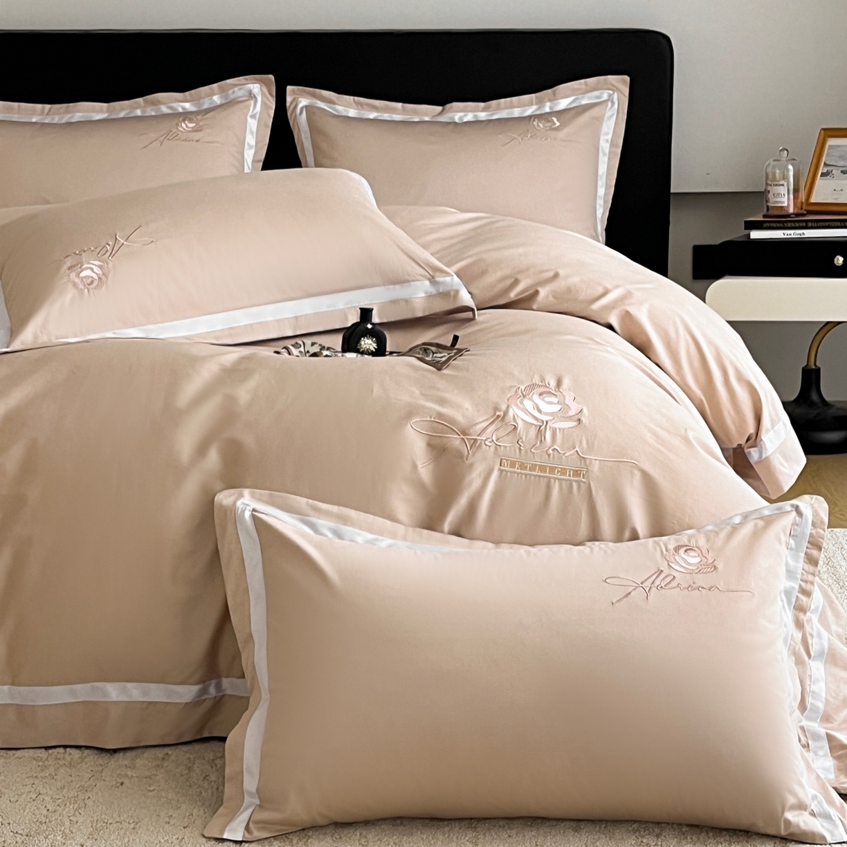 91家纺网 家纺一手货源 找家纺 新方向 2026新款刺绣全棉100s贡缎长绒棉四件套-茶花开了 茶花开了-香槟