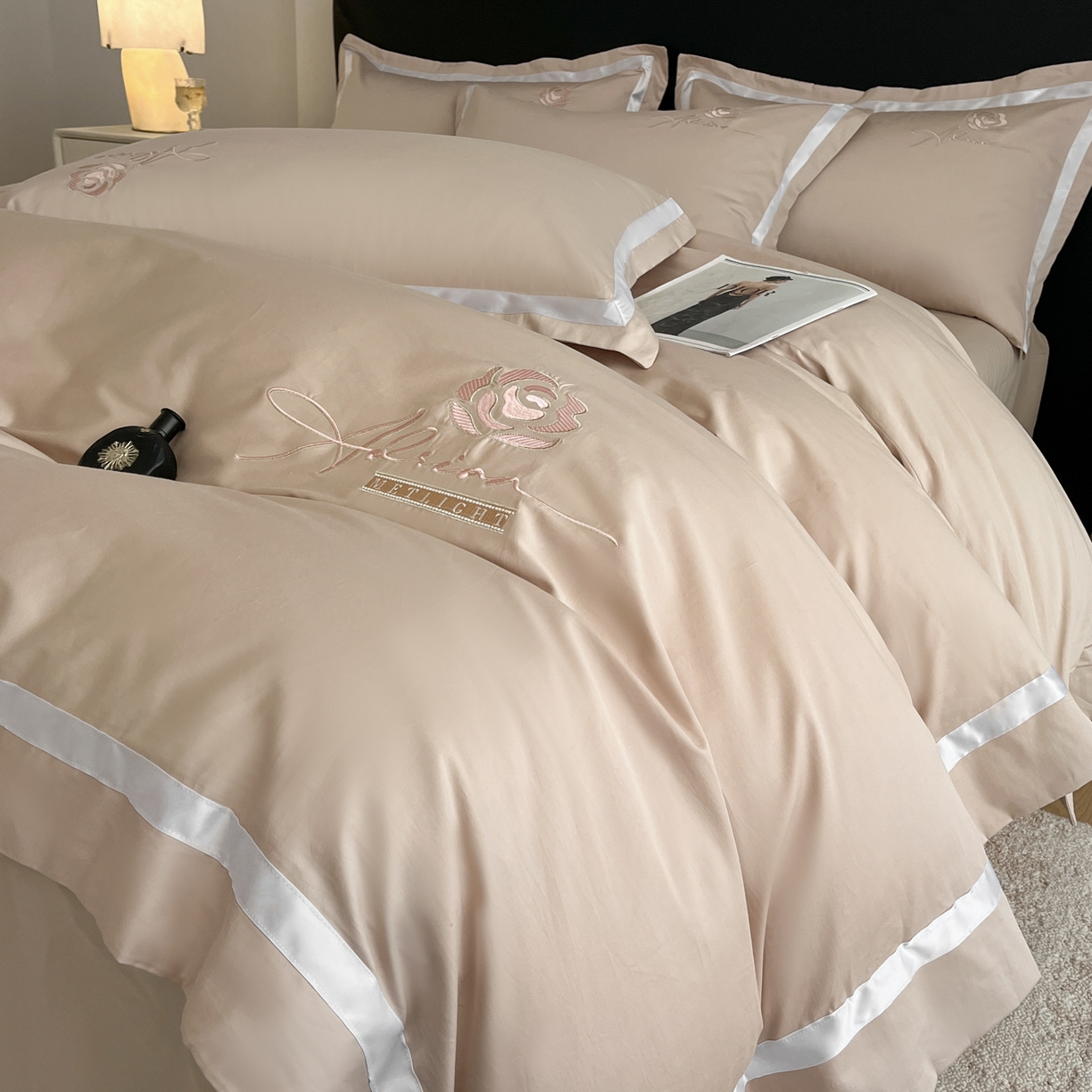 91家纺网 家纺一手货源 找家纺 新方向 2026新款刺绣全棉100s贡缎长绒棉四件套-茶花开了 茶花开了-香槟