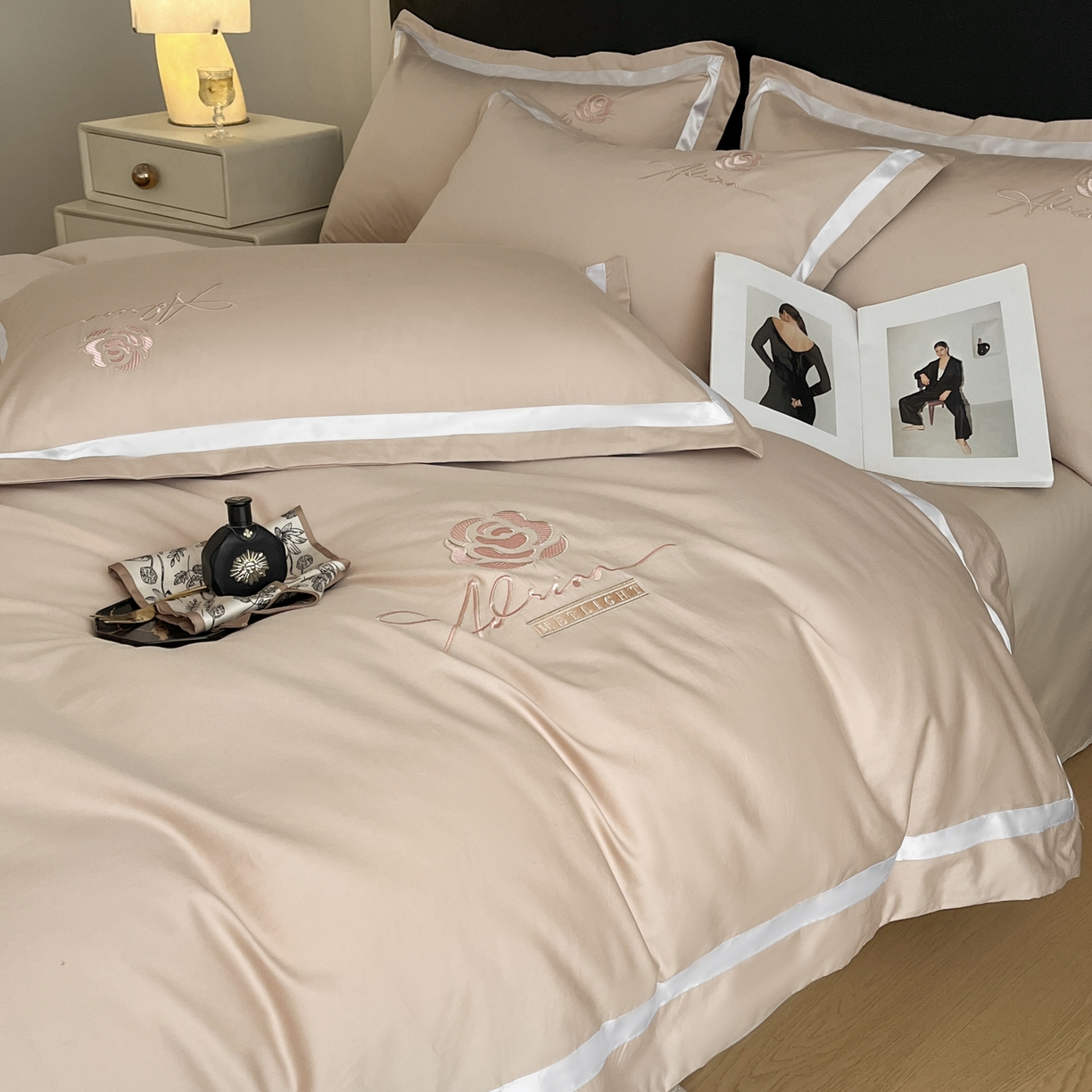 91家纺网 家纺一手货源 找家纺 新方向 2026新款刺绣全棉100s贡缎长绒棉四件套-茶花开了 茶花开了-香槟