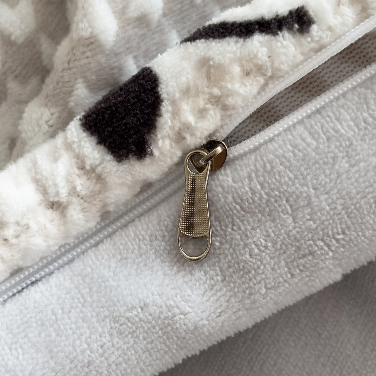 91家纺网 家纺一手货源 找家纺 女子家纺 2025新款高克重牛奶绒立体烂花四件套 千鸟花语-灰