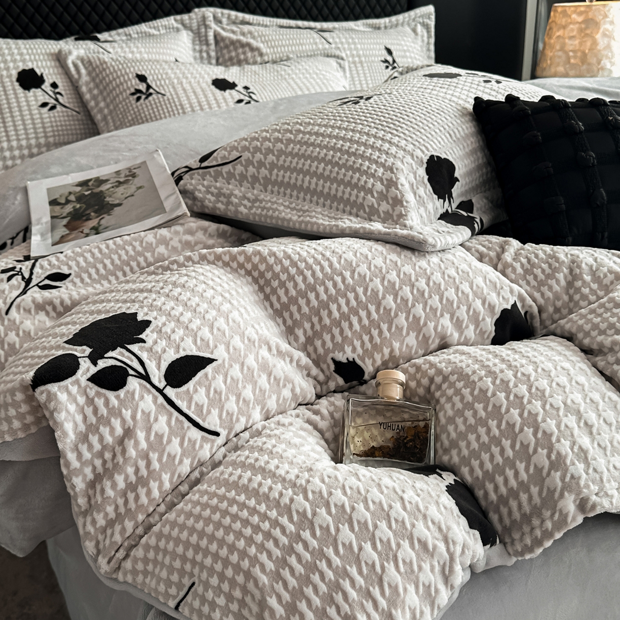 91家纺网 家纺一手货源 找家纺 女子家纺 2025新款高克重牛奶绒立体烂花四件套 千鸟花语-灰