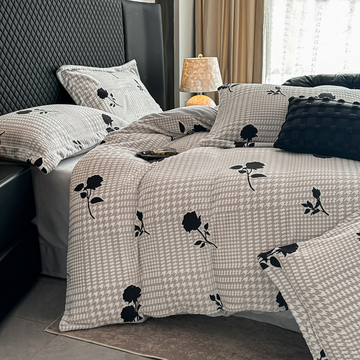 91家纺网 家纺一手货源 找家纺 女子家纺 2025新款高克重牛奶绒立体烂花四件套 千鸟花语-灰