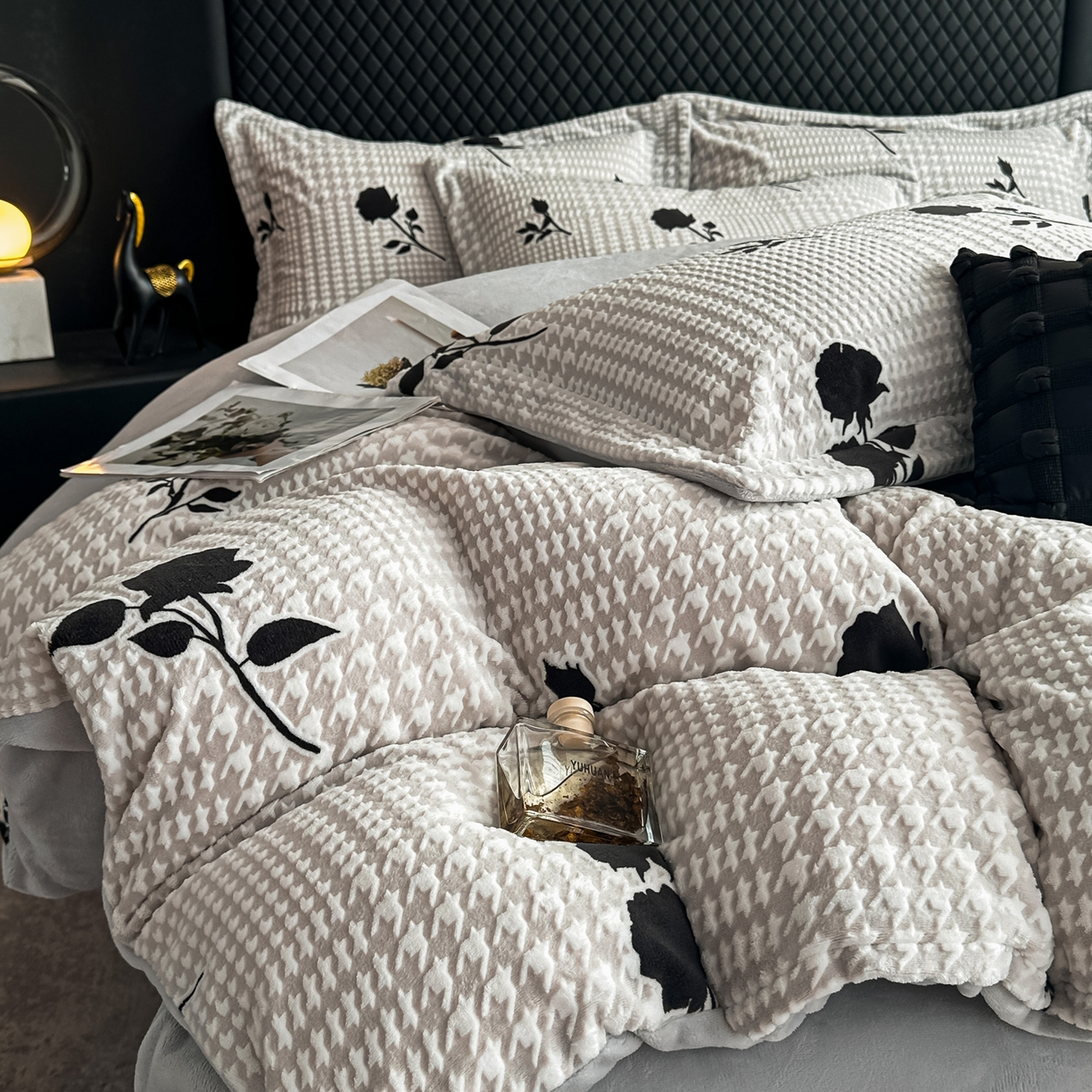 91家纺网 家纺一手货源 找家纺 女子家纺 2025新款高克重牛奶绒立体烂花四件套 千鸟花语-灰