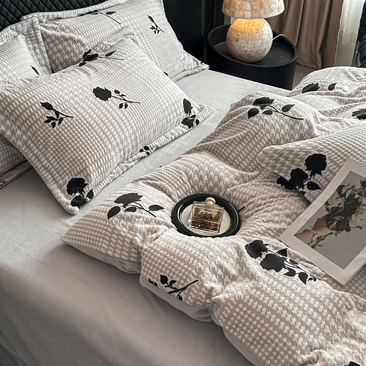 91家纺网 家纺一手货源 找家纺 女子家纺 2025新款高克重牛奶绒立体烂花四件套 千鸟花语-灰