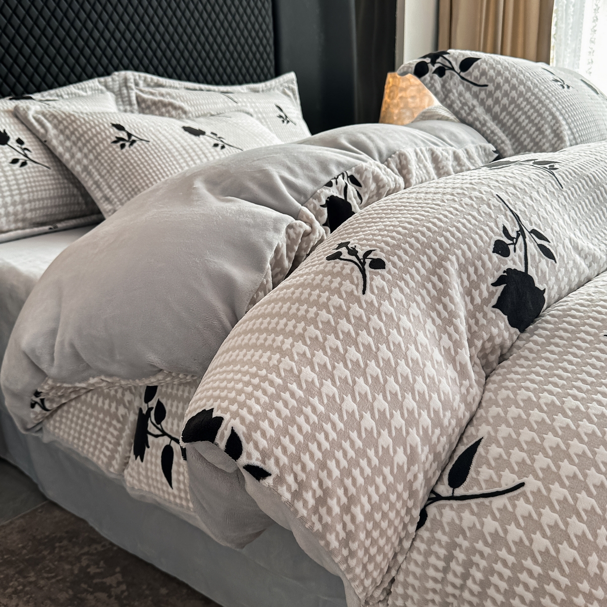 91家纺网 家纺一手货源 找家纺 女子家纺 2025新款高克重牛奶绒立体烂花四件套 千鸟花语-灰