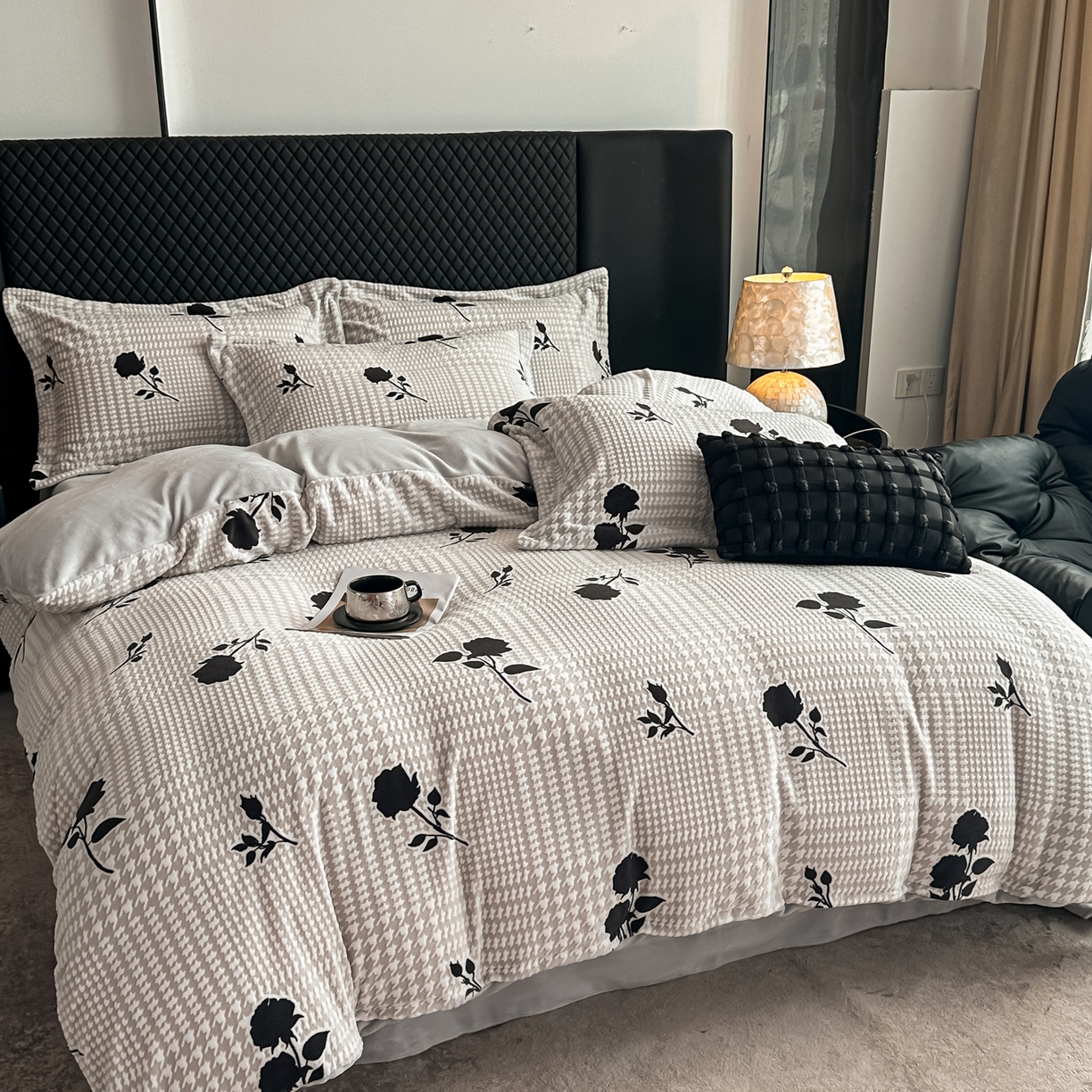 91家纺网 家纺一手货源 找家纺 女子家纺 2025新款高克重牛奶绒立体烂花四件套 千鸟花语-灰