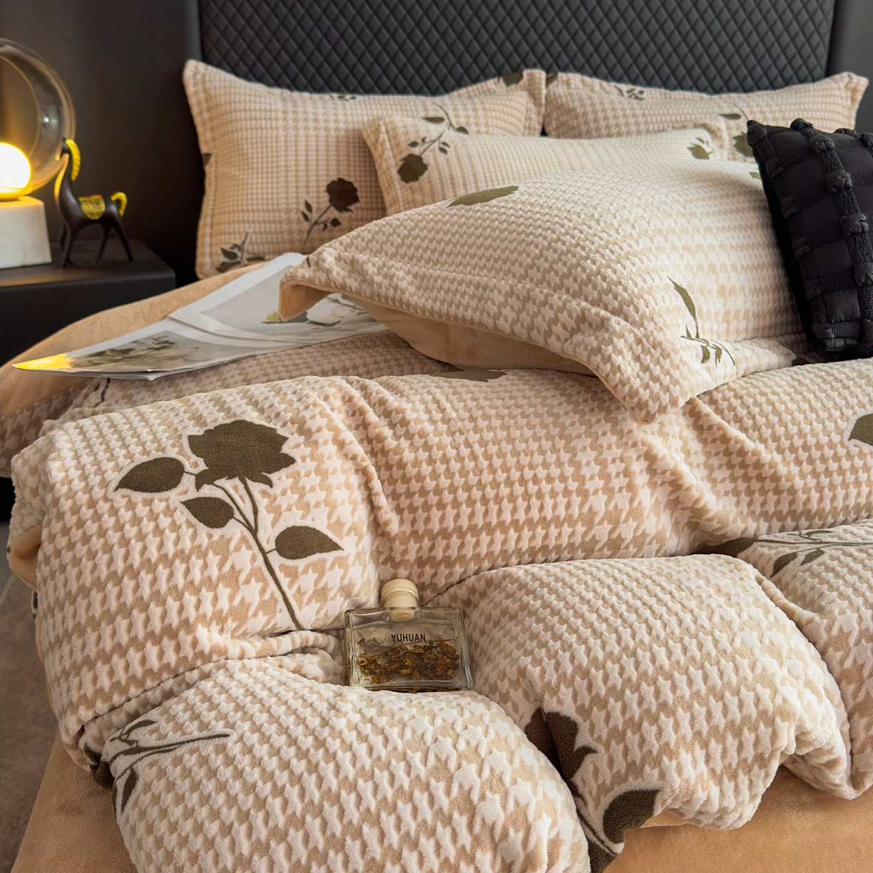 91家纺网 家纺一手货源 找家纺 女子家纺 2025新款高克重牛奶绒立体烂花四件套 千鸟花语-浅咖